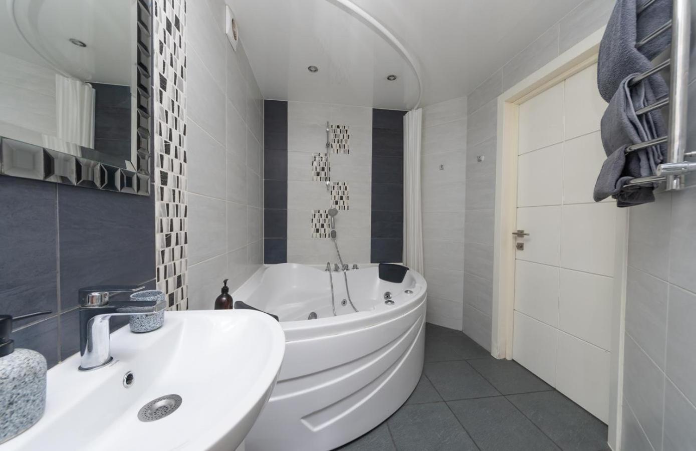 Апартаменты Flat24 On Lesi Ukrainki 3 Киев Экстерьер фото